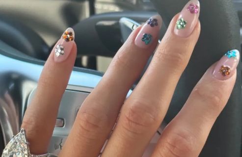 Les stars sont unanimes : cette manucure bijou va faire sensation cet été