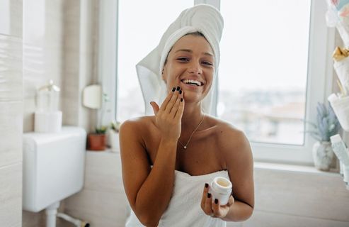 Sérum, crème de jour, maquillage… Les cosmétiques avec SPF sont-ils vraiment efficaces ?