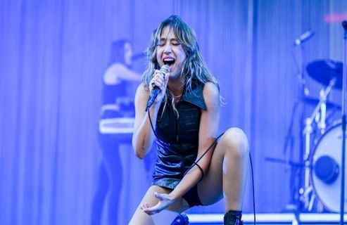 Le directeur des Francofolies explique pourquoi le concert d’Izïa est maintenu après ses propos polémiques sur Macron