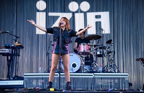 « Une histoire fantasmée » : Izïa revient sur ses propos violents contre Emmanuel Macron