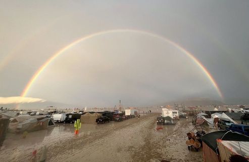 Burning Man 2023 : un mort et des milliers de personnes coincées par la boue en plein désert
