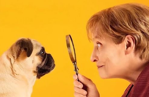 « Miss Merkel » : à la télévision italienne, l'ancienne chancelière devient une détective