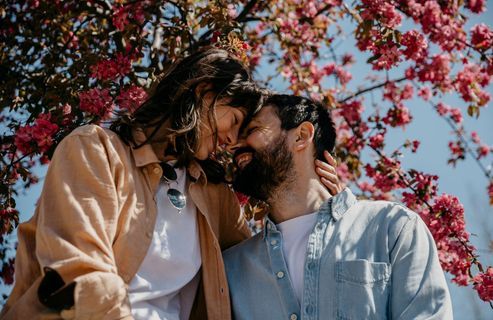 « Blue sky dating » : pourquoi le printemps est la meilleure saison pour faire des rencontres