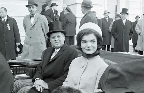 Chic et rétro, ce chapeau emblématique de Jackie Kennedy revient sur le devant de la scène