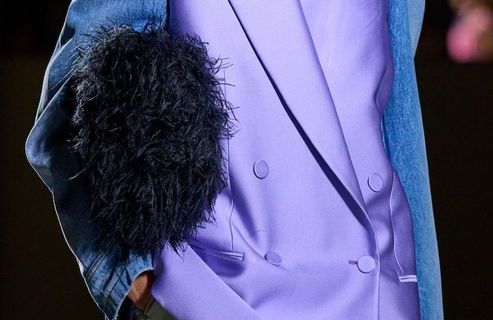Gants, sacs, chaussures... La moumoute, ce petit détail mode qui réchauffe l'allure cet hiver