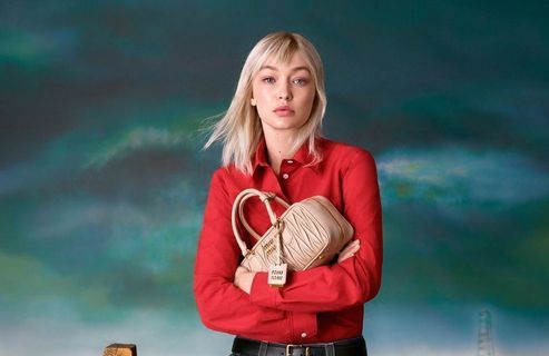 L’instant mode : Gigi Hadid prend la pose avec le nouvel it-bag Miu Miu