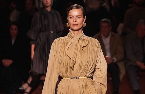 La ceinture fine et minimaliste s’infiltre avec élégance sur les silhouettes du défilé Fendi
