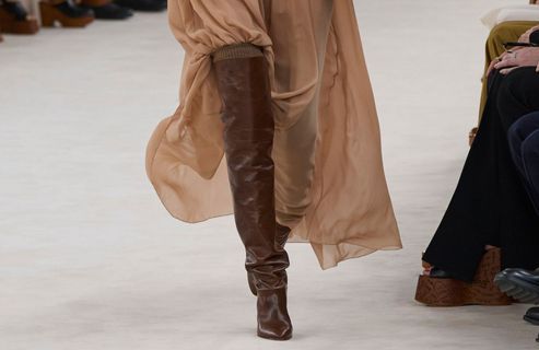 Allures bohème, rétro-futuriste... Voici comment oser les cuissardes ultra-hautes cet hiver