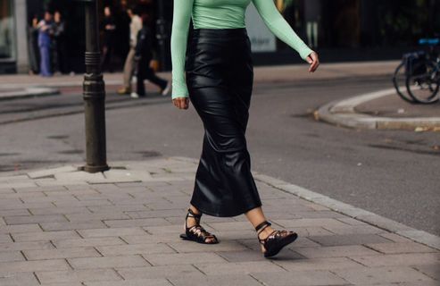 Je suis journaliste de mode et voici les 15 sandales plates que je veux m’offrir cet été