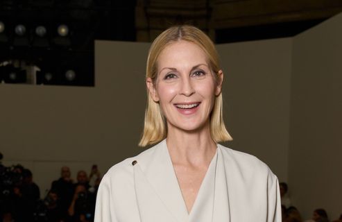 Quand soudain Kelly Rutherford, reine du quiet luxury, adopte la chaussure de randonnée