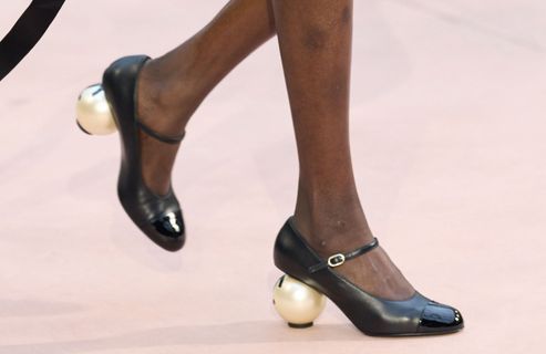 Une perle XXL à la place du talon : voici la nouvelle tendance chaussures repérée au défilé Chanel