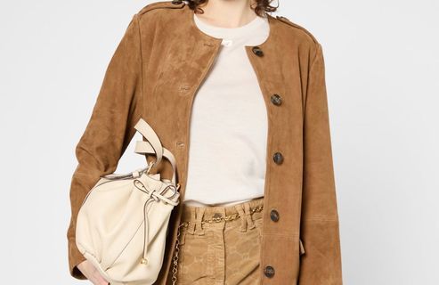 Pile dans la tendance, cette veste longue en daim Gérard Darel est la plus vendue du moment