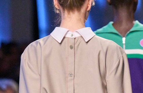 Porter sa chemise à l’envers, le nouveau geste stylistique qui twiste notre allure ce printemps