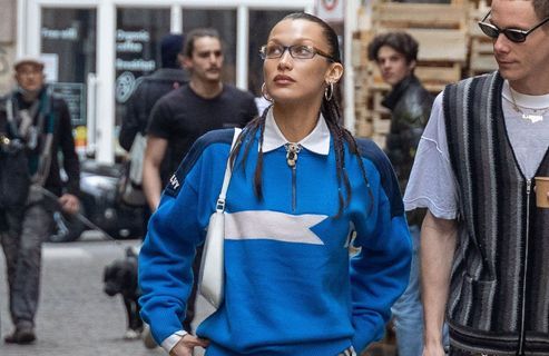 Qu’est-ce que le « Librarian core », l’esthétique rétro et studieuse qui séduit les célébrités ?