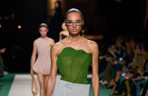 Repéré chez Victoria Beckham, ce pantalon géométrique sera la clé pour twister nos tenues printanières