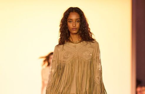 Repérées chez Isabel Marant, ces bottines en daim à franges hippies feront fureur l’été prochain