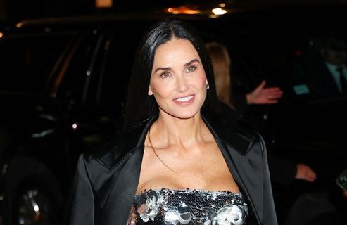 Demi Moore impressionne avec une robe aux allures de cygne signée d’une marque française