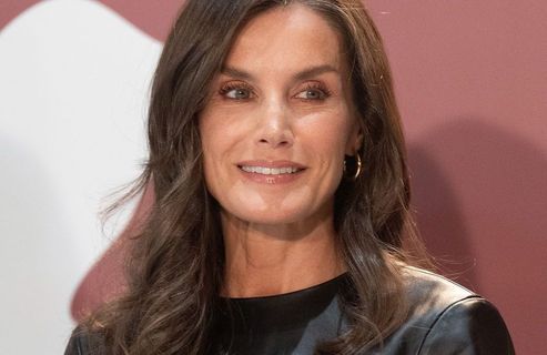 En crop top en cuir et pantalon taille haute, Letizia d'Espagne signe une apparition renversante