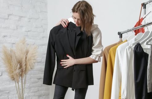 L’œil de la styliste : faut-il retrouver son poids de forme avant de changer de garde-robe ?
