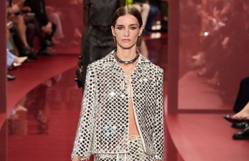 Paillettes, pulls, collants... 10 conseils pour ne pas tomber dans les clichés des tenues de fêtes
