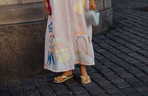 Tong : 5 idées de looks élégants à moins de 250 € pour adopter la sandale tendance de l'été