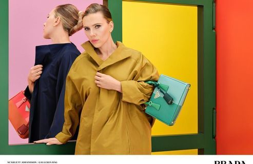 L'instant mode : Scarlett Johansson prend la pose pour Prada