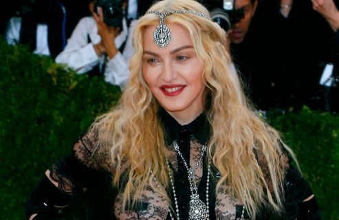 Histoire d’une tenue : le message engagé derrière la robe transparente de Madonna au Met Gala 2016