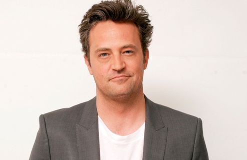Décès de Matthew Perry : un procès prévu en 2025, deux personnes encourent la prison à perpétuité