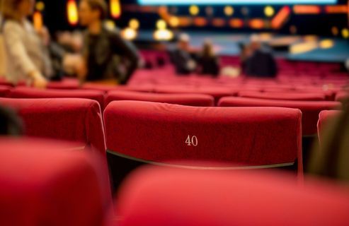 L’édito de ELLE : et si on aspirait à plus d’entractes dans nos vies, comme dans « The Brutalist » ?
