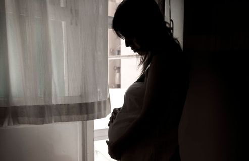 Devenir mère après un viol : « Au début, je voyais ma fille comme le fruit de mon traumatisme »
