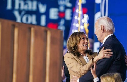 Convention démocrate : les moments forts de la passation entre Joe Biden et Kamala Harris