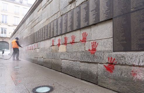 Mains rouges taguées sur le Mémorial de la Shoah à Paris : un des suspects nie toute intention raciste