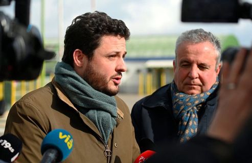 « L’Élysée savait depuis des années » : comment le scandale des eaux en bouteille devient politique