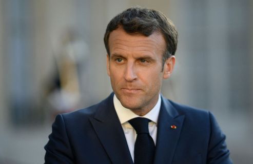 Macron relativise sa gifle en citant les violences faites aux femmes, les internautes s’indignent