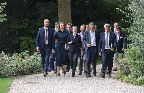 Nouveau Premier ministre : le choix d’Emmanuel Macron de ne pas nommer le NFP est-il « un coup d’État » ?