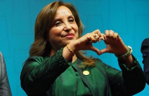 Pérou : la présidente Dina Boluarte menacée de destitution après une rhinoplastie secrète