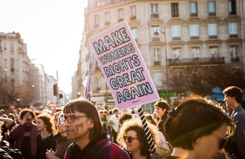 Violences faites aux femmes : la France coupe son aide à des ONG féministes, 5 000 vies en jeu