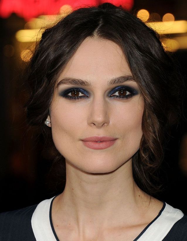 Le smoky eyes bleu nuit de Keira Knightley - Maquillage bleu : les stars  plongent dans la tendance - Elle