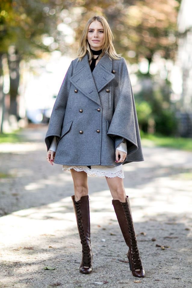 https://resize-elle.ladmedia.fr/rcrop/638%2C%2Cforcex/img/var/plain_site/storage/images/mode/mode-street-style/12-facons-de-porter-la-cape-cette-saison/porter-la-cape-comme-une-veste/73416398-1-fre-FR/Porter-la-cape-comme-une-veste.jpg