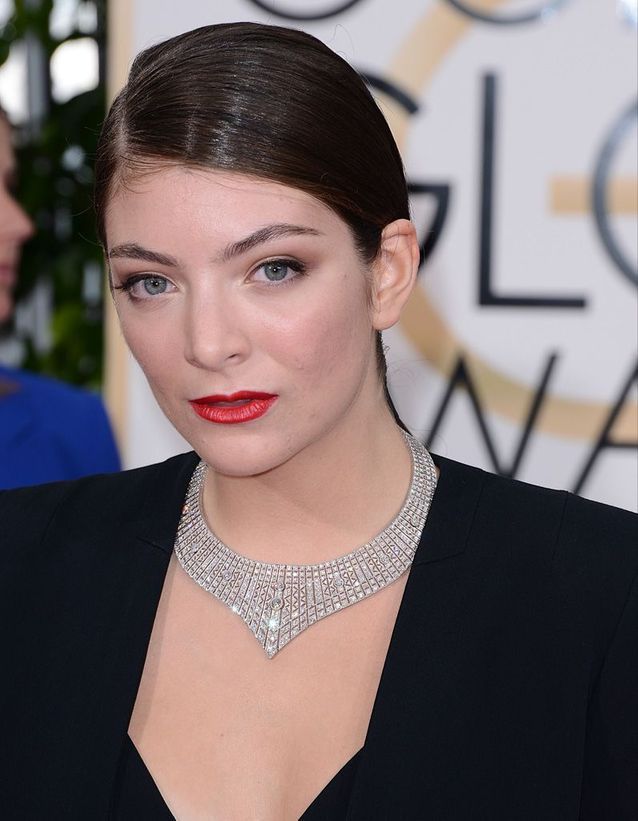 La Queue De Cheval Plaquée De Lorde Aux Golden Globes 2015