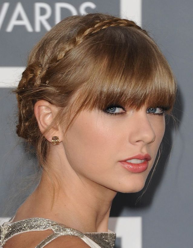 La coiffure avec tresse bandeau de Taylor Swift
