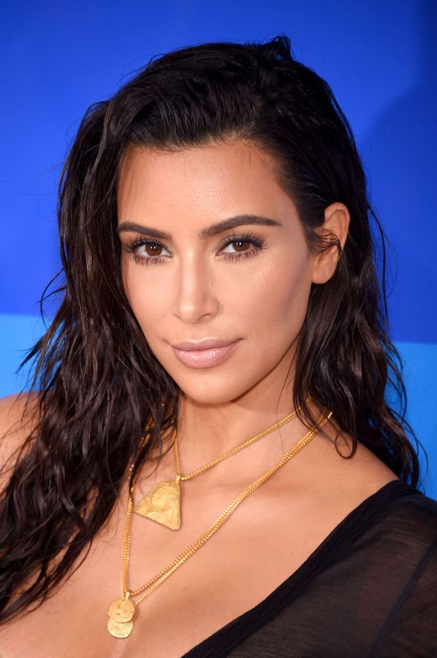 Les cheveux effet mouillé de Kim Kardashian