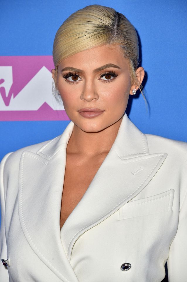 Les cheveux attachés et la raie sur le côté de Kylie Jenner