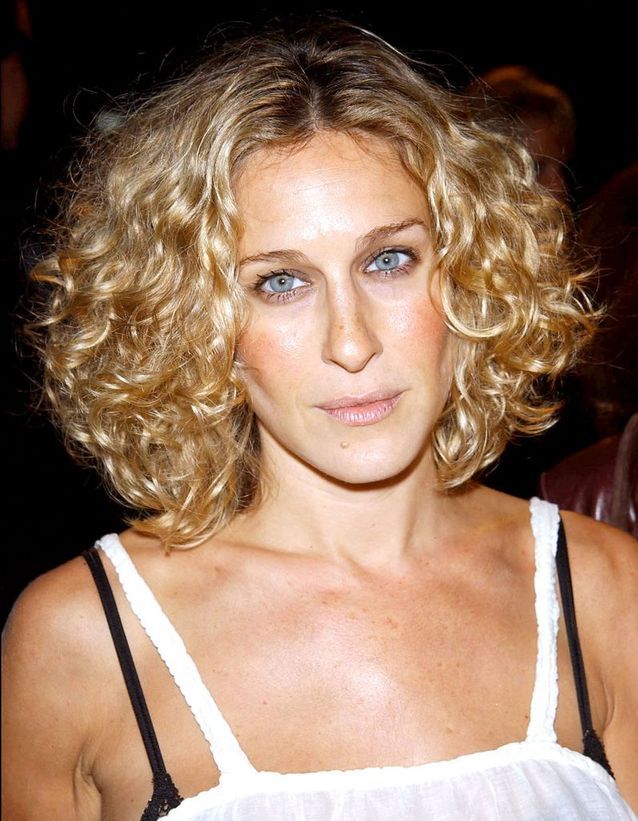 Sarah Jessica Parker blonde with a short square curly hair in September 2002