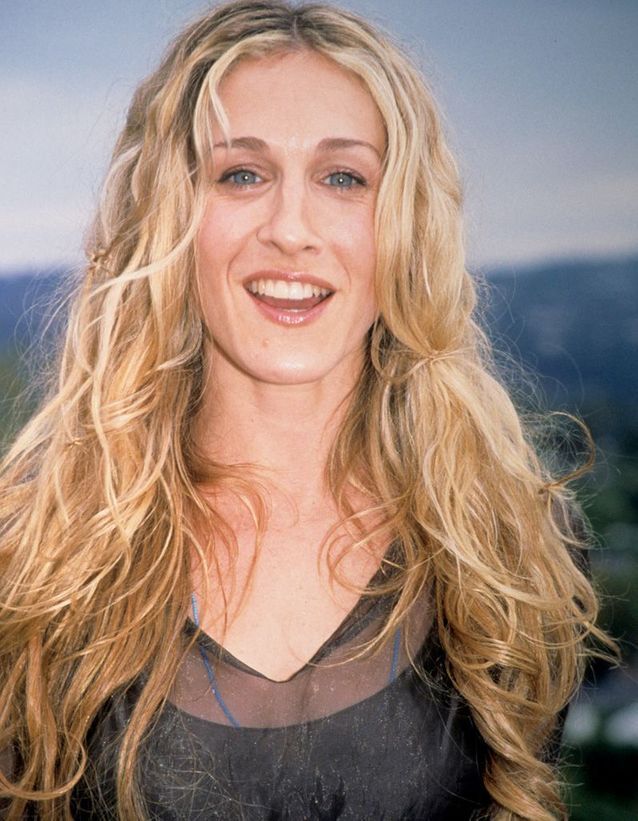 Sarah Jessica Parker blonde long hair and curly in March 2008 