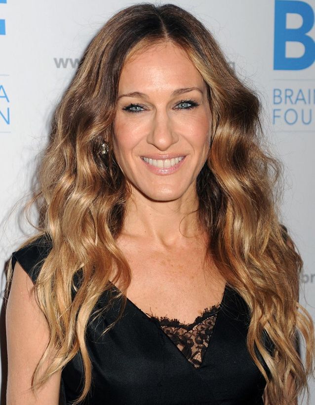 Sarah Jessica Parker blonde, long and wavy hair in December 2011