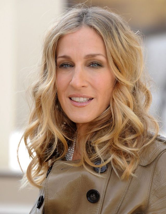 Sarah Jessica Parker blonde, wavy hair in September 2010