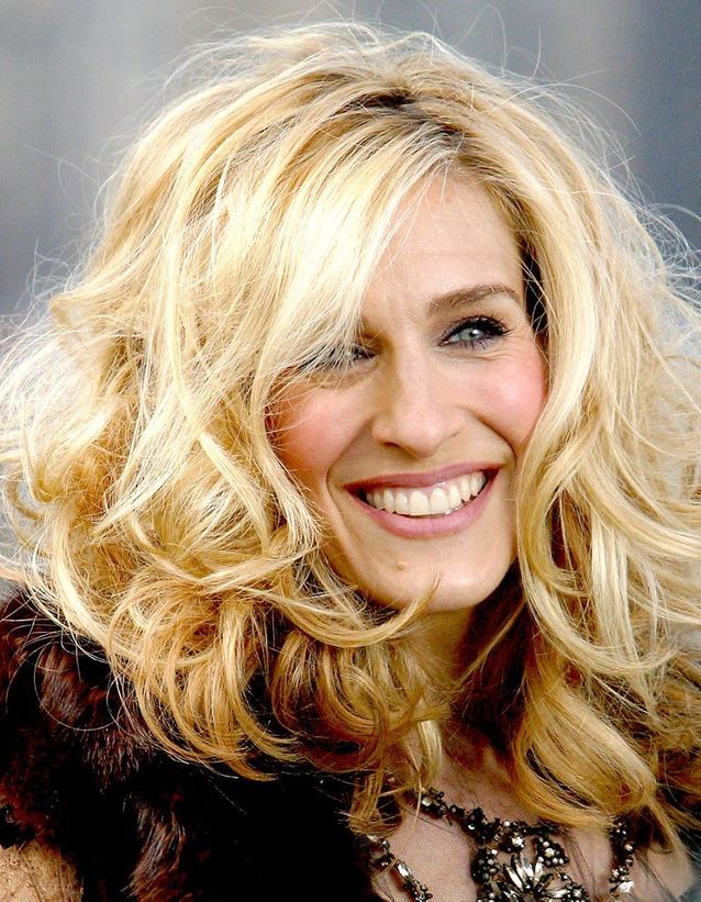 Sarah Jessica Parker blonde platinum curly hair in March 2003