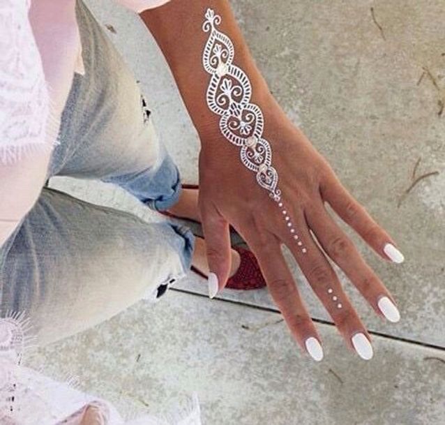 15 tatouages blancs pour sublimer notre peau hâlée cet été Elle