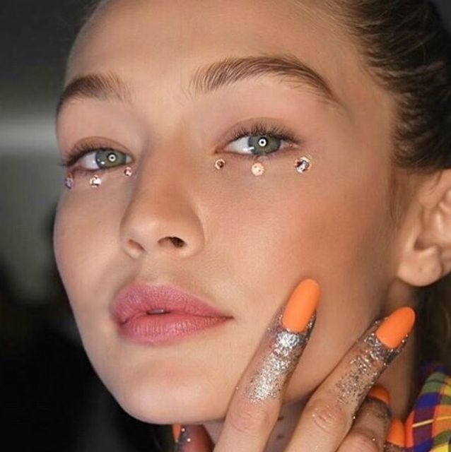 La manucure pailletée et le fard strassé du défilé Its Jeremy Scott printemps,été 2018